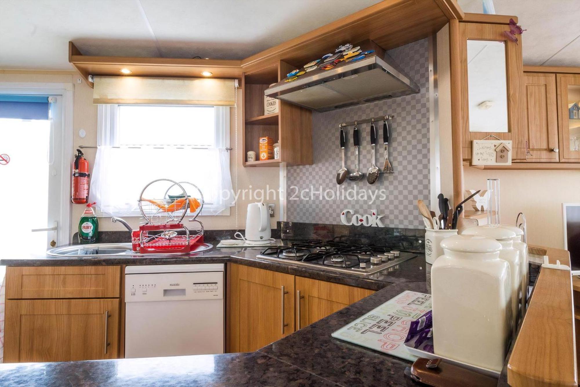 Great 6 Berth Caravan For Hire At Manor Park In Norfolk Ref 23014w Hunstanton